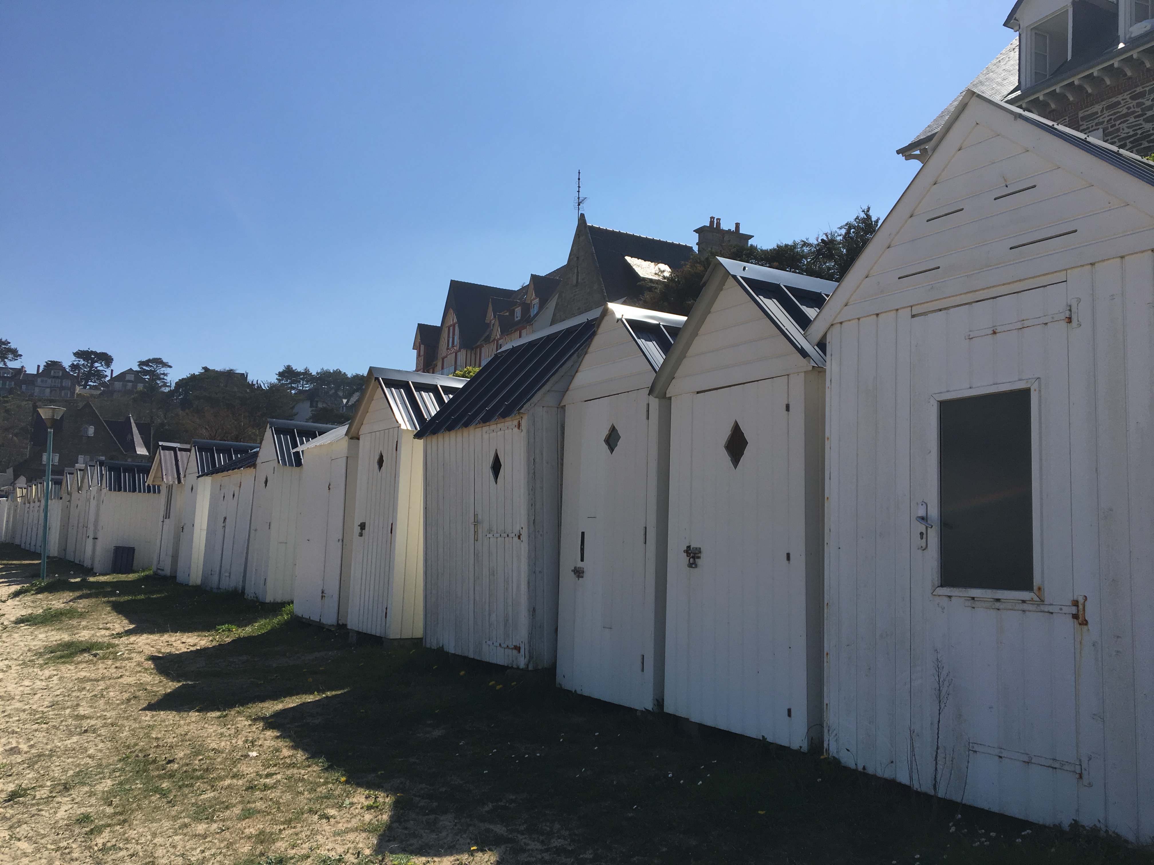 Les cabanes de plage de Saint-Cast